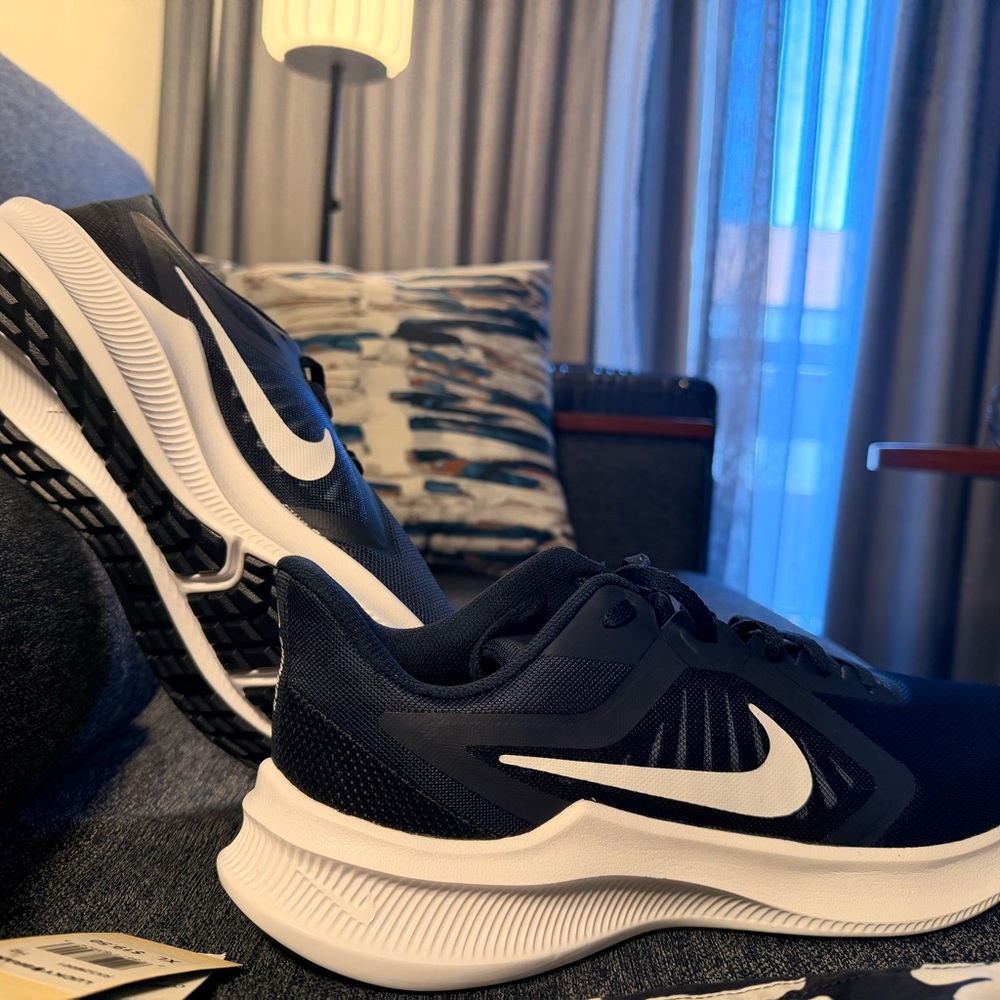 Awesome Nike Navy Blue & White Performance Running Sneakers 🤩 - Picture 3 of 10